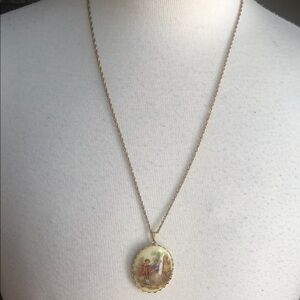 Elegant Gold Pendant Necklace